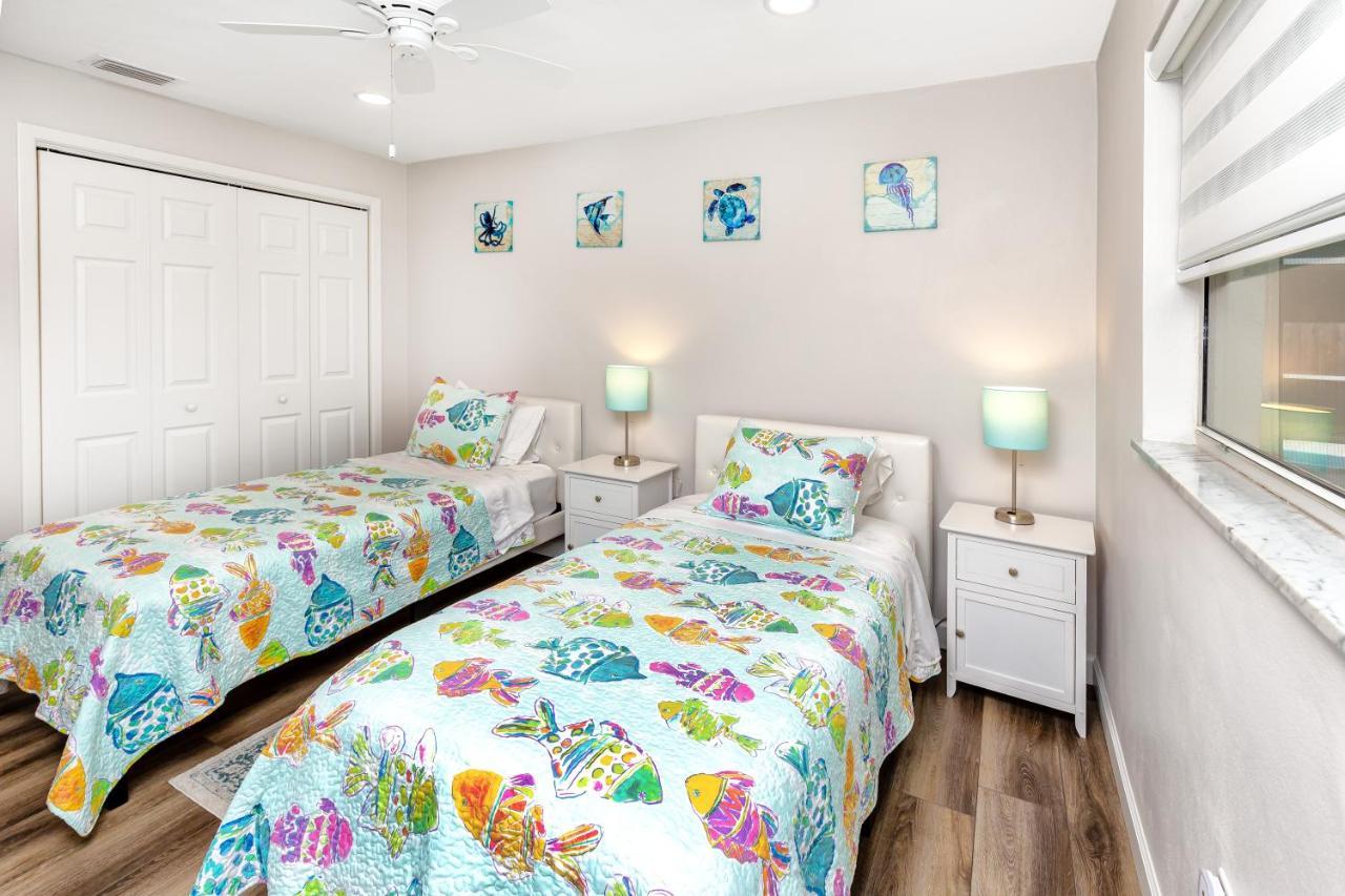 Modern Home, Heated Pool, Close To Beaches! 塔彭斯普林斯 外观 照片
