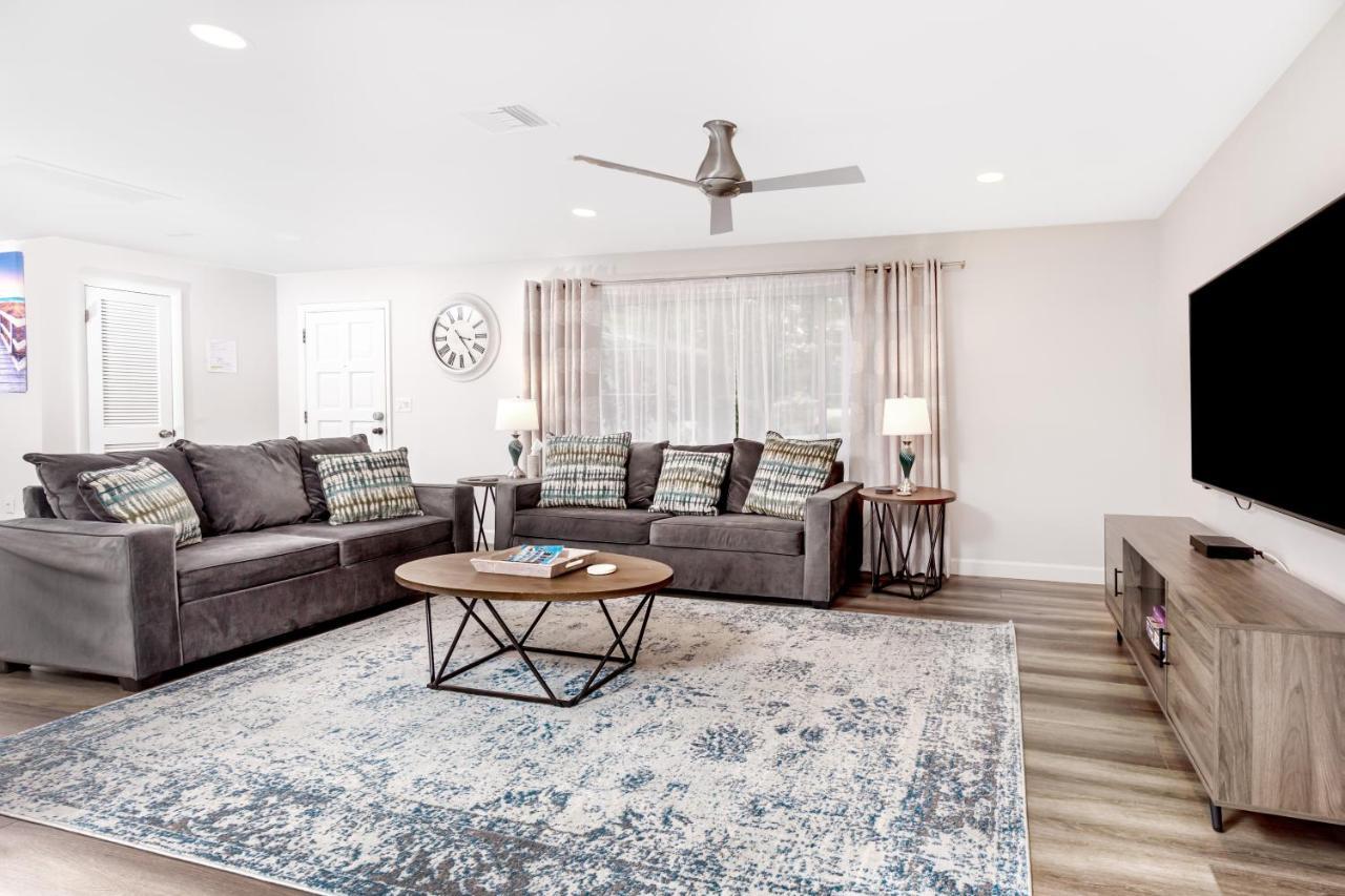 Modern Home, Heated Pool, Close To Beaches! 塔彭斯普林斯 外观 照片