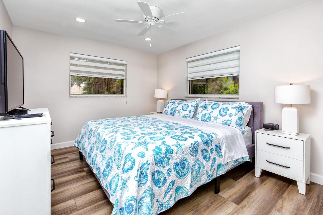 Modern Home, Heated Pool, Close To Beaches! 塔彭斯普林斯 外观 照片